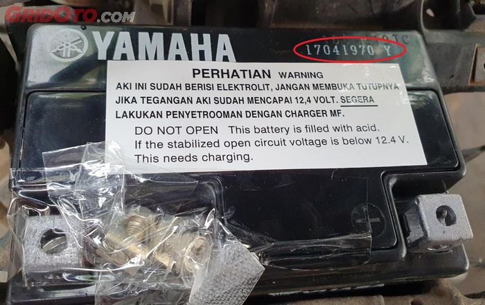 Ilustrasi kode produksi aki Yuasa