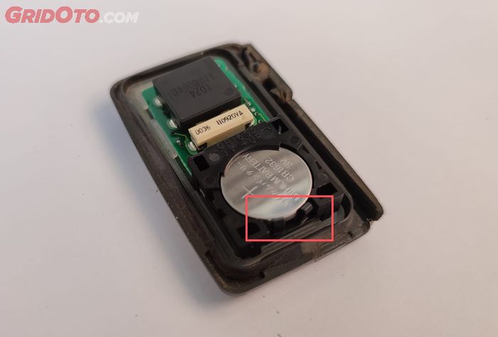 Klip pengunci baterai remote Toyota Nav1