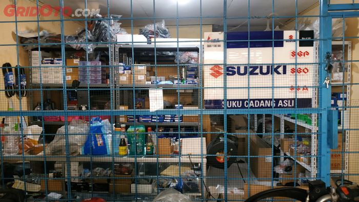 Stok spare part untuk motor Suzuki-nya lumayan lengkap