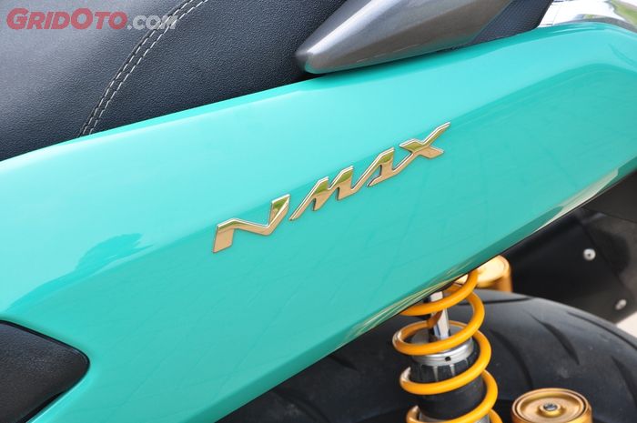 Emblem NMAX emas dari edisi MAXI Signature bersanding manis dengan warna hijau bodi
