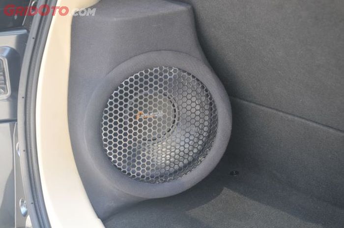 Subwoofer Mapletech PSW 10.4 SQ di kabin belakang, ditugaskan akomodir nada rendah