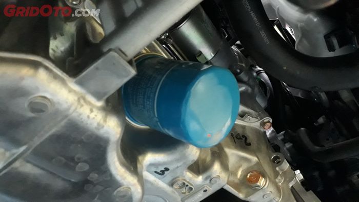 Filter Oli Mesin Diganti Bersamaan dengan Oli Mesin