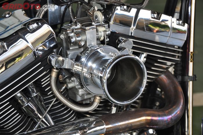 Karburator Mikuni HSR 45 duduk manis di antara mesin v-twin Harley-Davidson ini