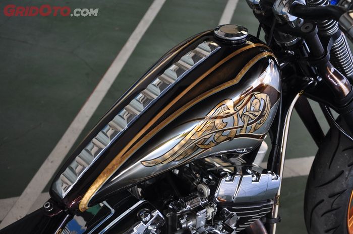 Tangki aluminium untuk Harley-Davidson ini tampil jumawa dengan sentuhan gold leaf serta warna perunggu dan silver