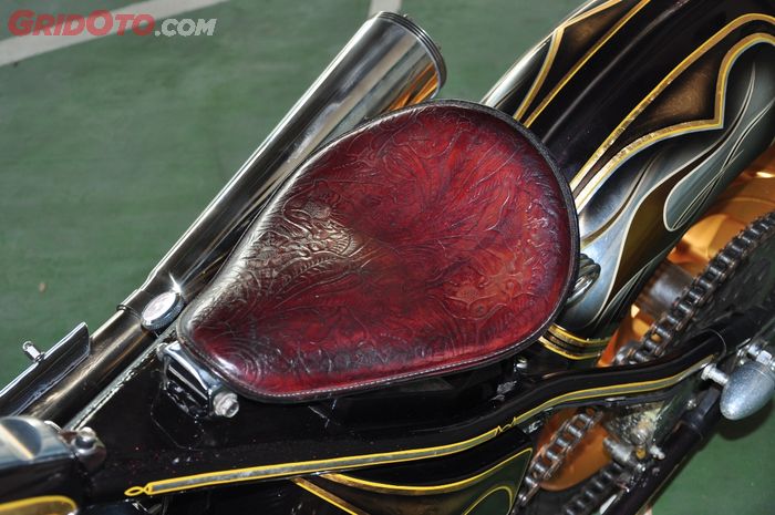 Jok Harley-Davidson ini model single seat tipis dibuat dari kulit asli yang diukir