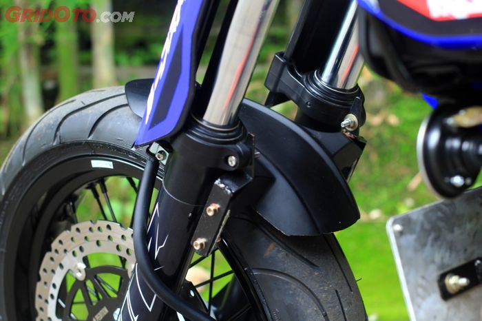 Di bawah sepatbor depan ditambahkan sepatbor mungil buatan CCB, awalnya hanya ada di WR125