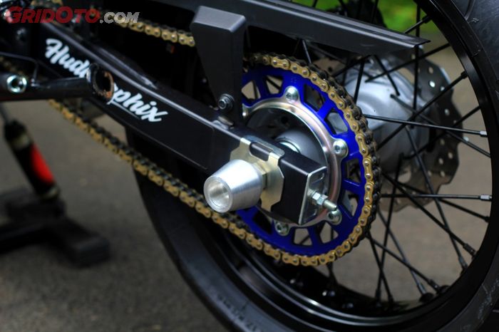 Slider custom model KTM pada as roda untuk menahan motor ketika terjatuh