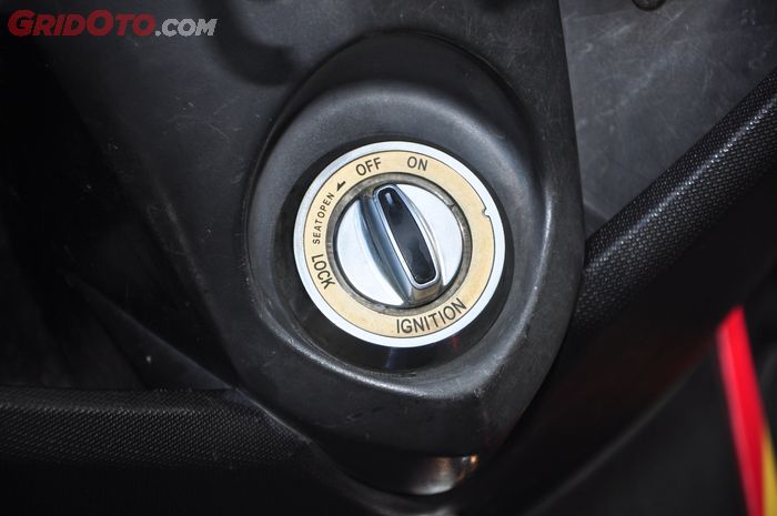 Sistem keyless beserta sakelar buat NMAX ini dipasang oleh Pak Wiet Custom yang sudah khatam soal kelistrikan