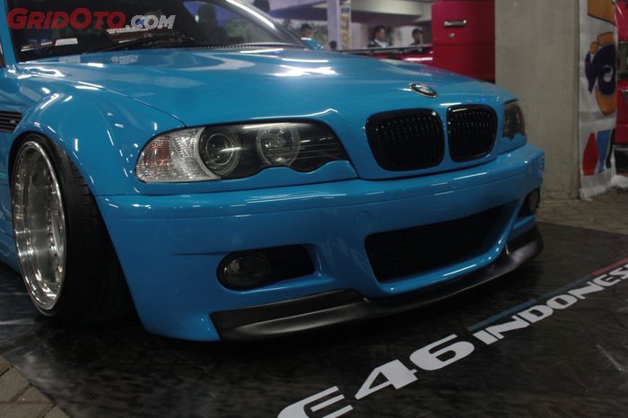 Bumper dan lis bumper depan BMW M3 CSL terpasang pada BMW 318 E46