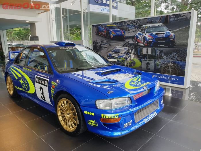 Ilustrasi Subaru Impreza Rally yang dipajang di dealer Subaru Indonesia