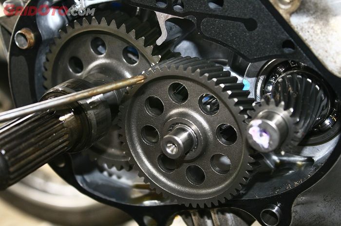 Di dalam gardan motor matic terdapat bearing dan gir rasio 