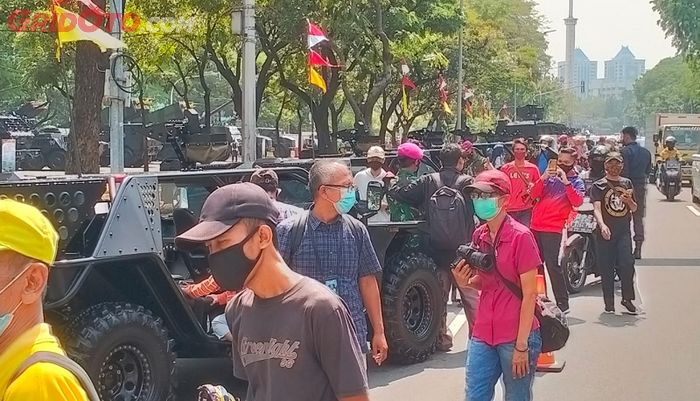 Masyarakat Antusias Melihat Pameran Alutsista HUT TNI ke 76 di Istana Merdeka