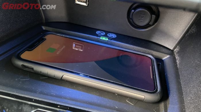 Jangan Letakkan Benda Logam Selain Smartphone di Perangkat Wireless Charger Mobil