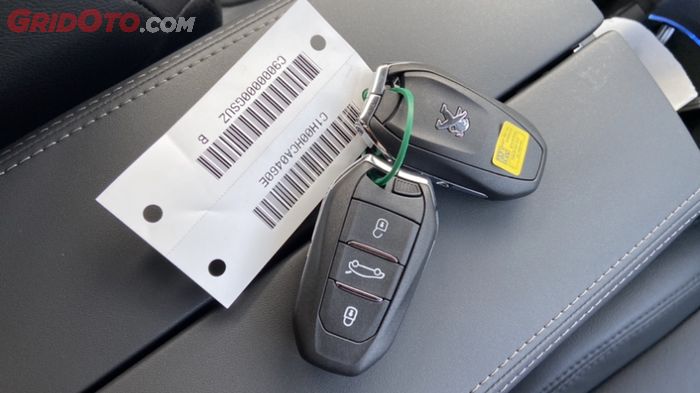 Letakkan Kunci Mobil atau Benda Logam di Kompartemen Penyimpanan yang Sudah Disediakan