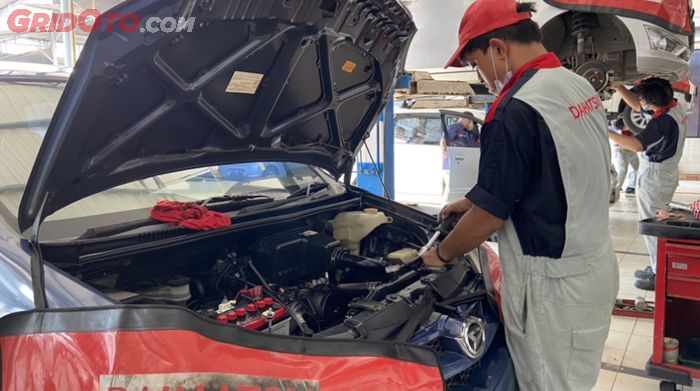 ILUSTRASI. Servis Berkala Mobil Daihatsu di Bengkel Resmi