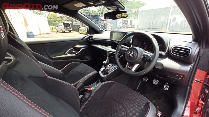 Interior Toyota GR Yaris kental aura sporty