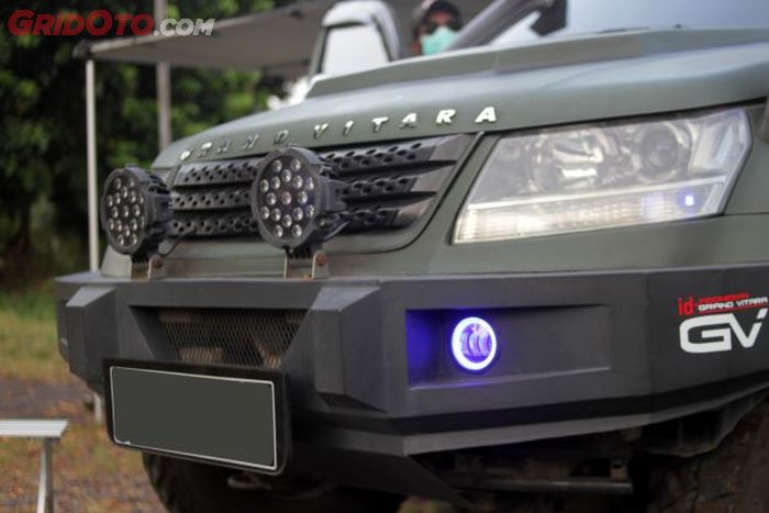 Bumper depan diganti model ARB full custom, dilengkapi foglamp dan lampu tembak LED