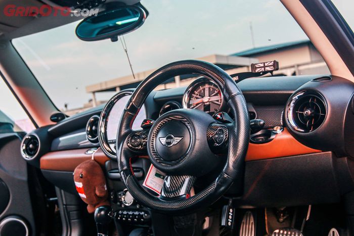 Tampilan panel depan di interior Mini Cooper S