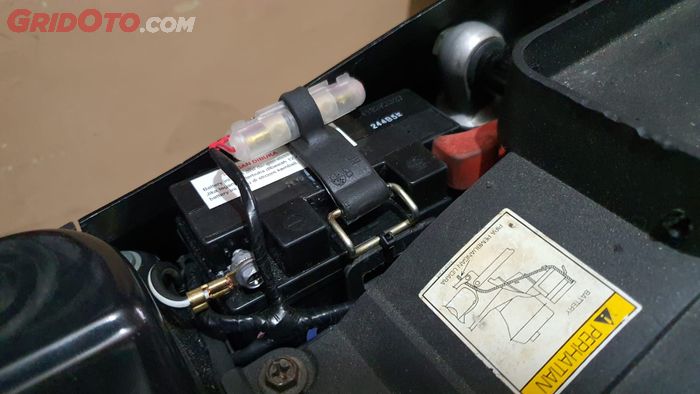 Ilustrasi aki motor bekas