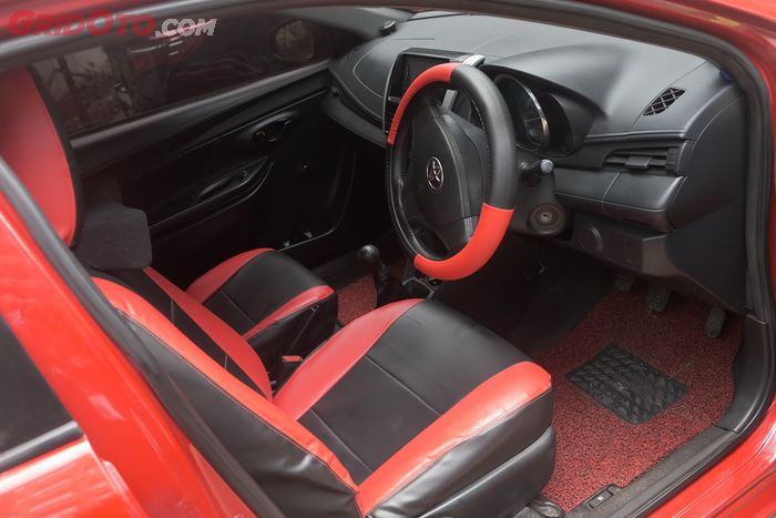 Interior Toyota Limo eks taksi, retrim sarung jok hitam merah
