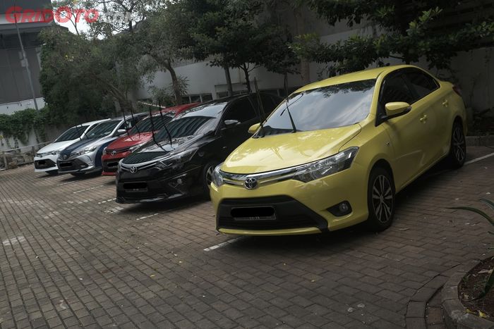 Blue Bird gelar kontes modifikasi mobil eks taksi,14 unit Toyota Limo dibikin keren dengan budget Rp 15 juta.