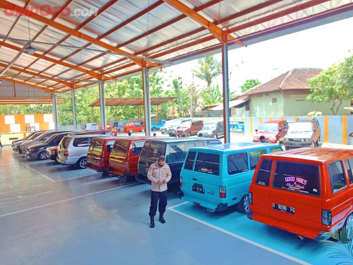 Sejumlah Toyota Kijang anggota komunitas yang terparkir di Ototrondolo Wonogiri.