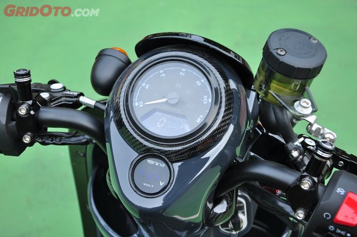 Spidometer Scoopy diganti aftermarket bulat, ada juga voltmeter dari 9Nine