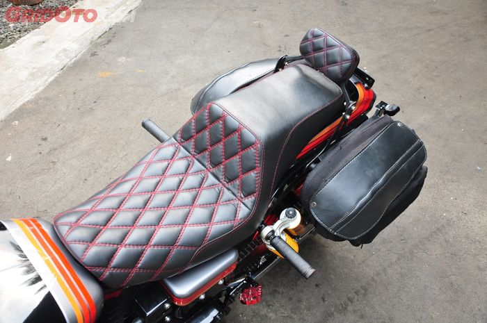 Jok custom dibalut oleh kulit sintetis MB Tech terpasang apik di Harley-Davidson Dyna Wide Glide ini