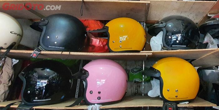 Beberapa helm yang dijual di Rifqi Helm 