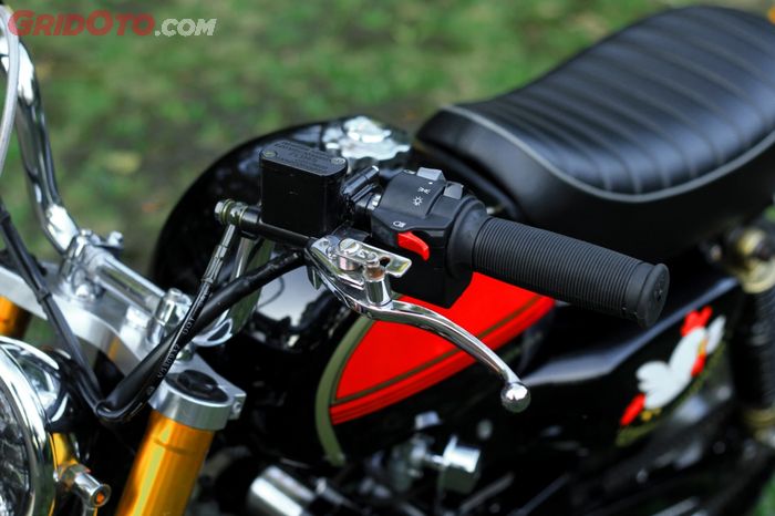 Master rem belakang pindah di setang, bikin area footstep lebih simpel