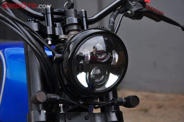 Headlamp LED Daymaker 5,75 beri sedikit kesan modern di Scorpio ini