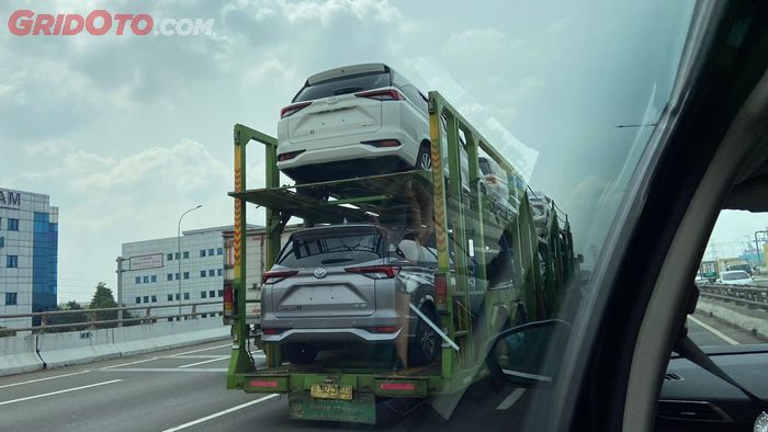 Toyota Avanza terbaru sedang diangkut truk