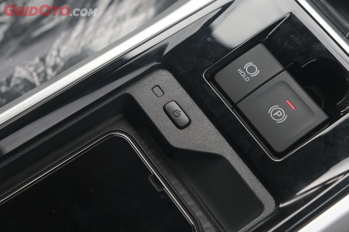 Tombol Power Aktivasi Fitur Wireless Charging Toyota Veloz Terbaru