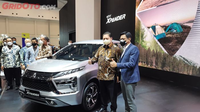 Menteri Koordinator Bidang Perekonomian,&nbsp;Airlangga Hartarto saat mengunjungi booth Mitsubishi di GIIAS 2021