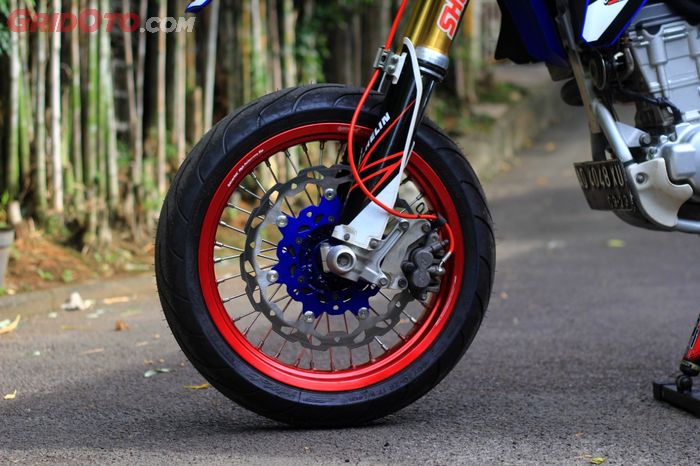 Wheelset jadi supermoto dengan cakram lebar 320 mm yang sesaki area tengah pelek