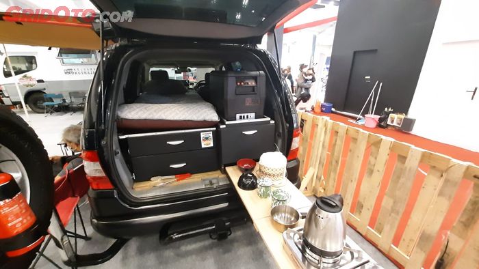 Kabin Mercedes-Benz ML320 Campervan dengan konsep Sleeper lengkap dengan kasur, rak serbaguna, hingga meja.