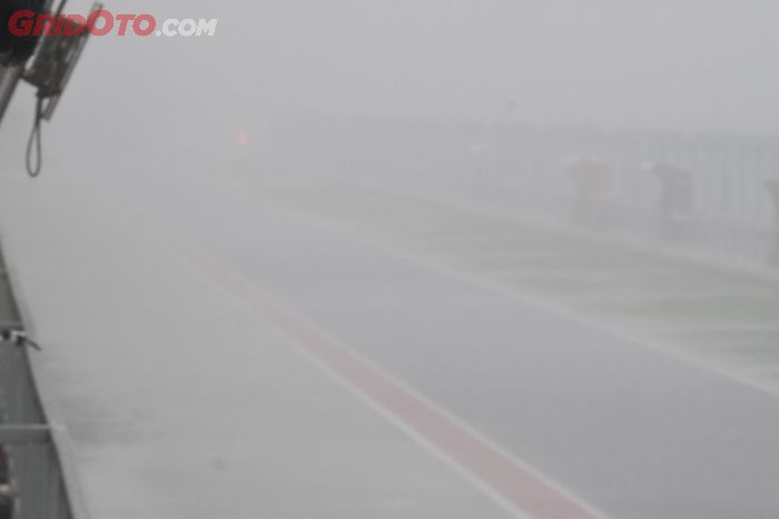 Tikungan pertama sirkuit Mandalika tidak terlihat dari Pit Building akibat hujan deras.