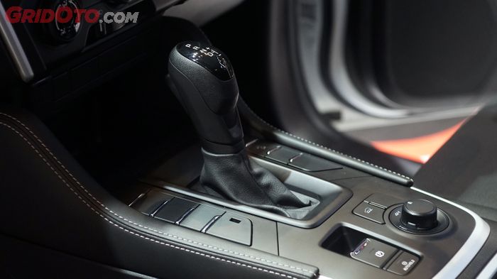 Tuas transmisi Isuzu Mu-X, memperlihatkan selektor 4WD dan rem parkir elektris.