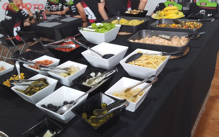 Buffet berisi makanan para anggota Kawasaki Racing Team di WorldSBK Indonesia 2021 yang dimasak oleh Rafa dan tim-nya.