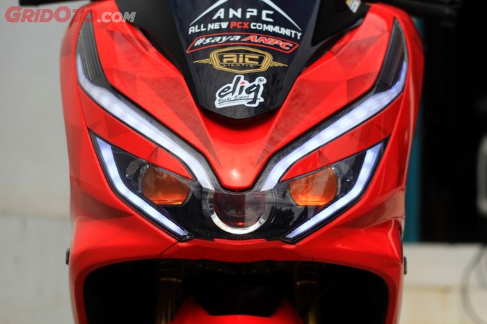 Reflektor PCX 150 disematkan sepasang projector Pajero Sport Dakar dan Fortuner VRZ, mevvah!