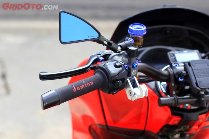 Sakelar kiri milik GSX-R1000 bersanding dengan rentetan branded part seperti Domino, Rizoma, dan Brembo