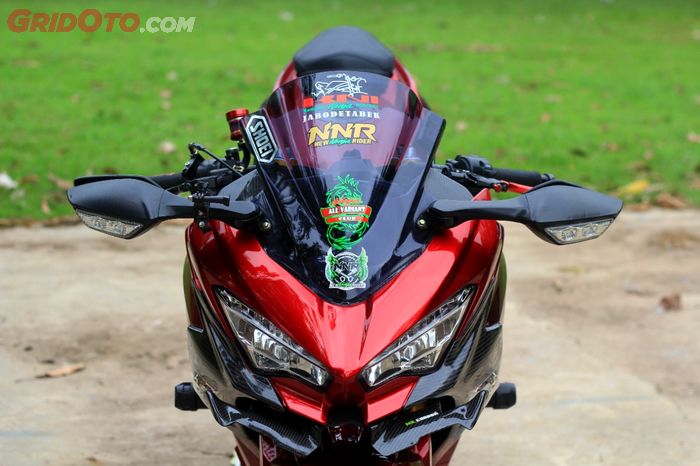 Tampilan depan bak moge berkat spion ZX-10R yang cukup lebar dan dilengkapi sein
