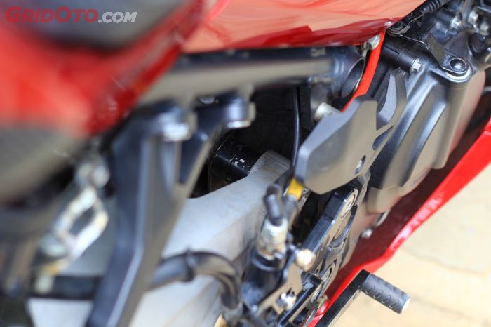 Swing arm Ducati Monster 798 butuh bushing yang cukup tebal agar bisa terpasang di rangka Ninja
