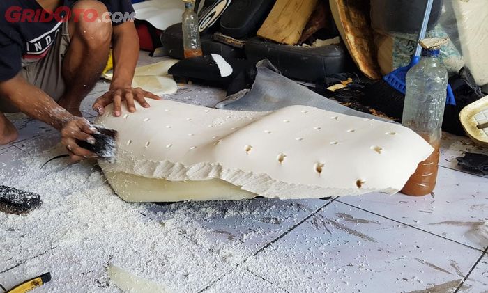 Proses pengerjaan lapis jok motor pakai busa bahan latex