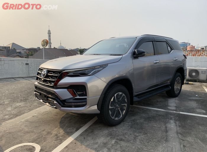 Ilustrasi. Toyota Fortuner GR Sport bermesin 2GD-FTV 2.400 cc diesel di dealer Auto2000 Permata Hijau.