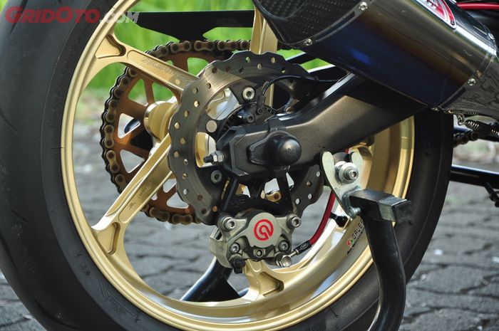 Kaliper belakang pakai Brembo 2 piston terpasang di ZX-25R ini, bertugas menjepit cakram Ninja 250 FI