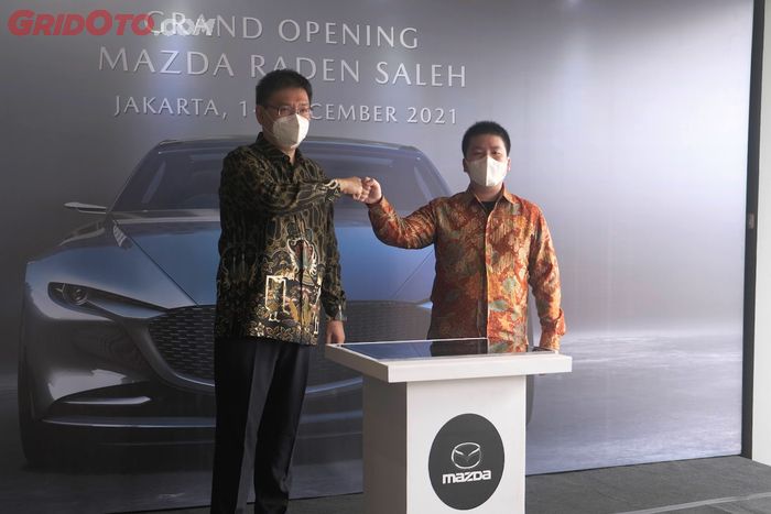 Peresmian dealer Mazda Raden Saleh oleh Ricky Thio selaku Managing Director PT Eurokars Motor Indonesia (kiri), dan Dylan Tedja, President Director DETA Group (kanan).