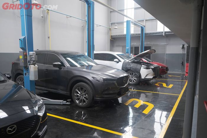 Area servis di dealer Mazda Raden Saleh dengan kapasitas 4 service bay.