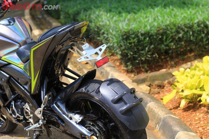 Fender eliminator ditemani mud guard untuk mencegah pentalan kotoran dari ban ke pengendara