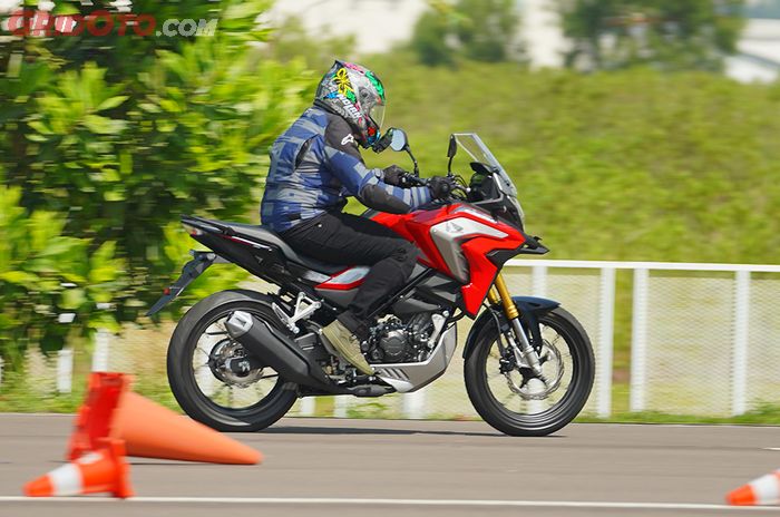 Posisi duduk Honda CB150X, nyaman banget!